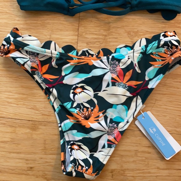 Scalloped Edge V-neck Printed Bikini - Picture 5 of 5